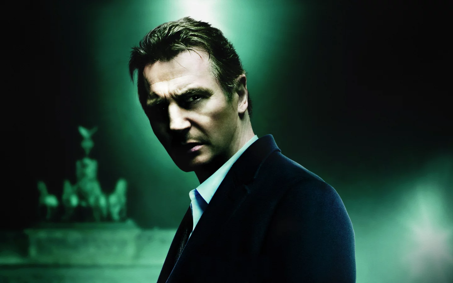 лиам нисон, взгляд, темный фон, Liam neeson, unknown, свечение