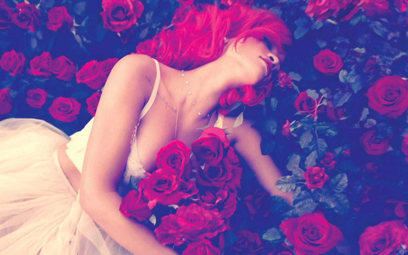 Рыжая девушка с розами
