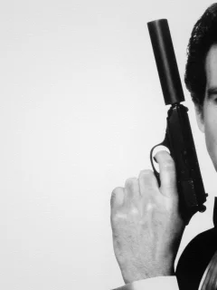 пистолет, Пирс броснан, pierce brosnan, агент 007, джеймс бонд