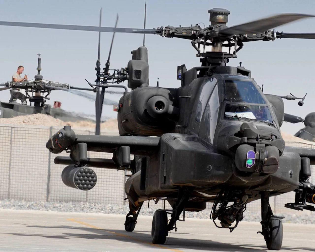 стоянка, Mcdonnell douglas ah-64 apache, боевой вертолёт, ракеты