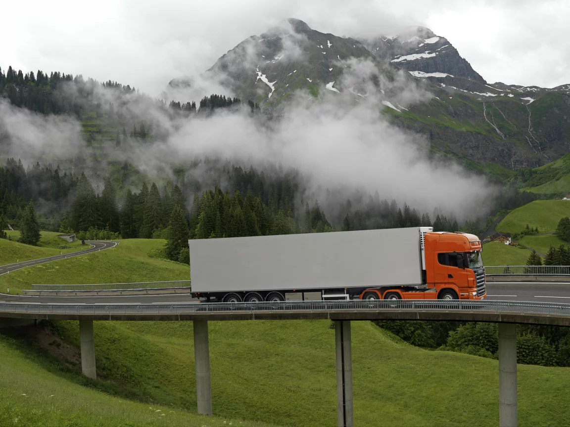 scania, мост, горы, тучи, дома, лес, деревя, дорога, фура