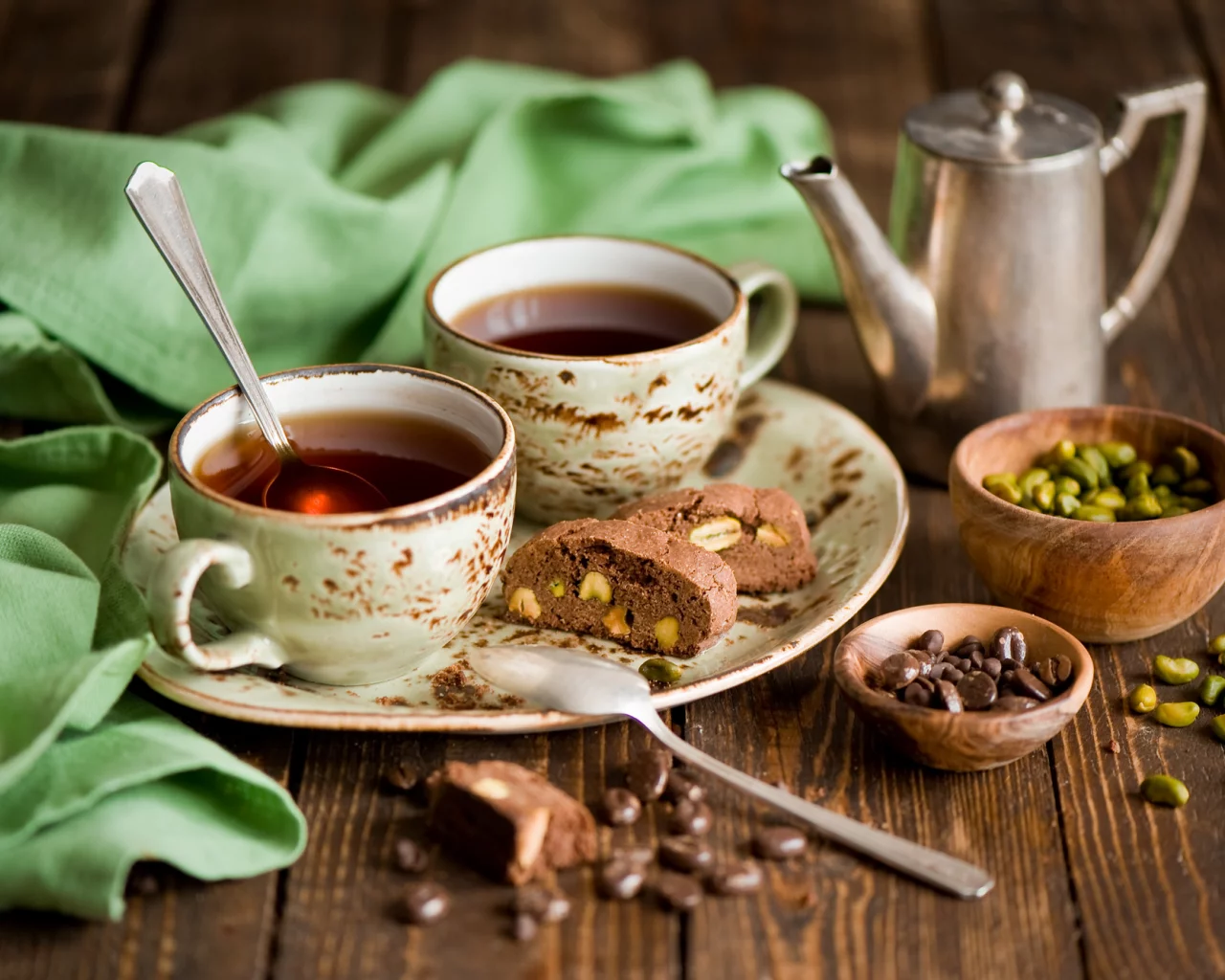 шоколад, зерна, фисташки, ложки, кофе, бисквит, чашки