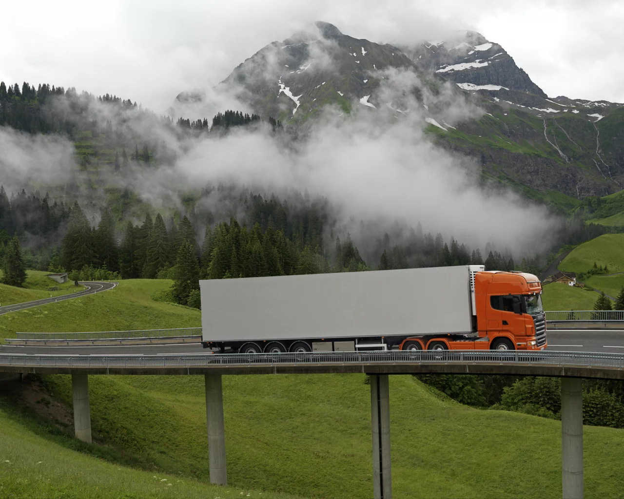 scania, мост, горы, тучи, дома, лес, деревя, дорога, фура