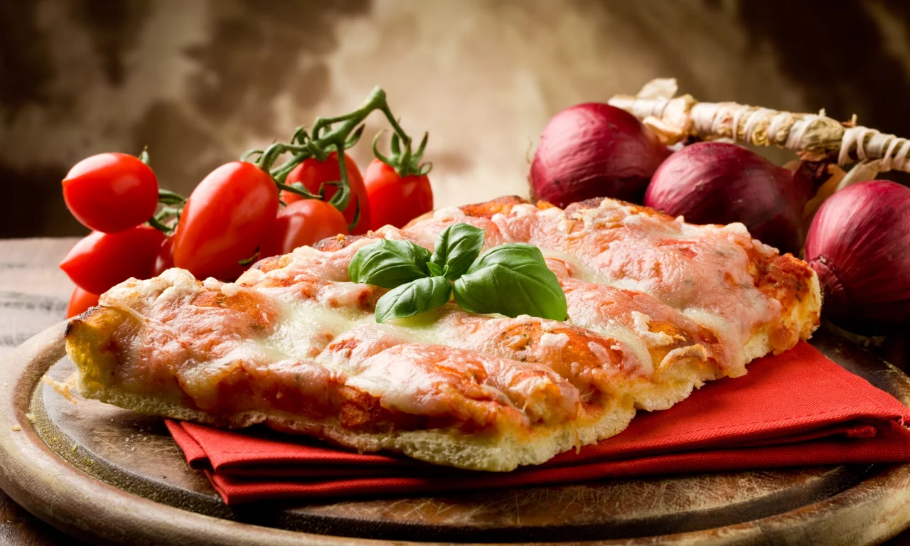лук, помидоры, пицца, овощи, салфетка, блюдо, бекон, сыр