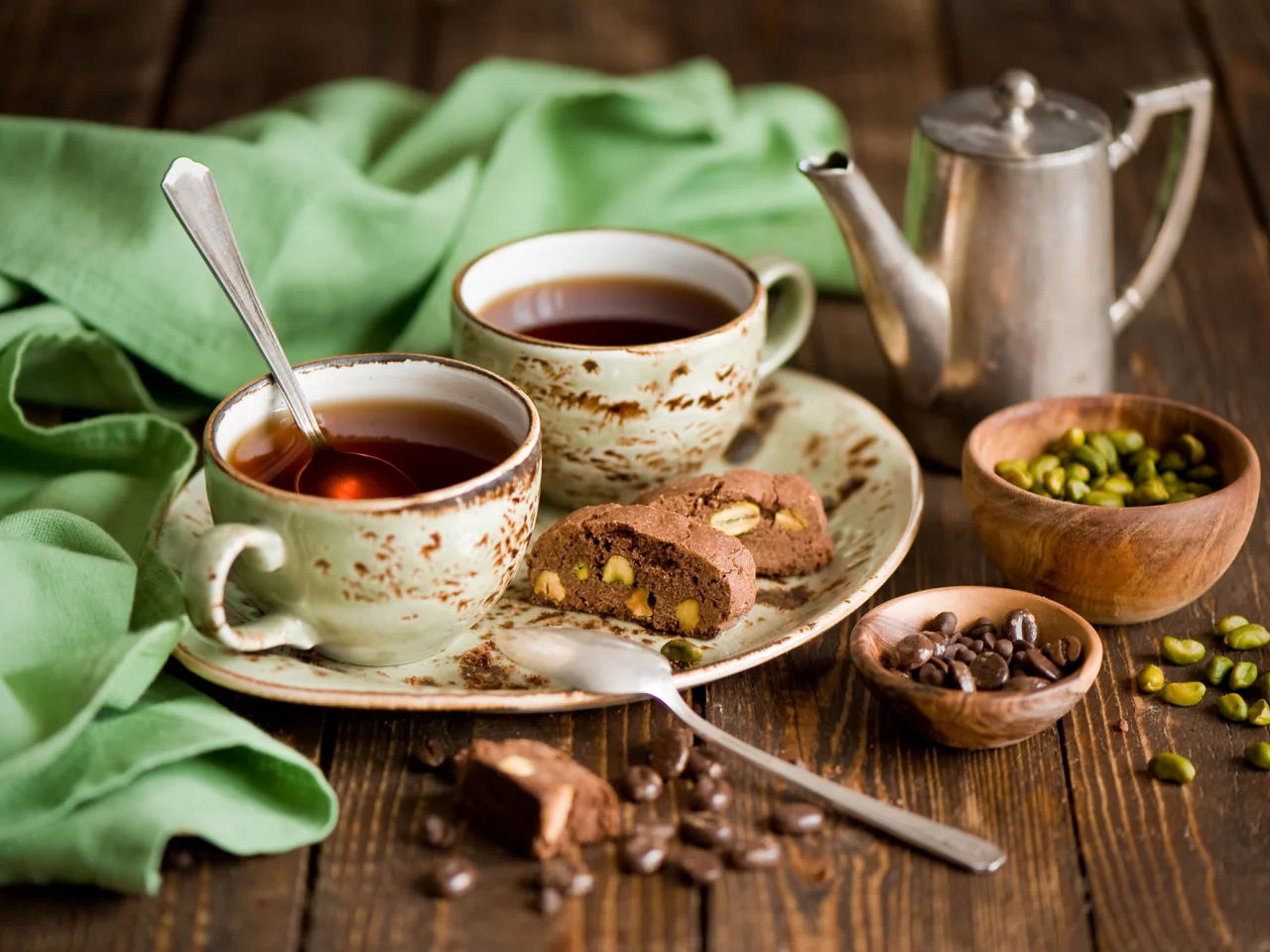 шоколад, зерна, фисташки, ложки, кофе, бисквит, чашки