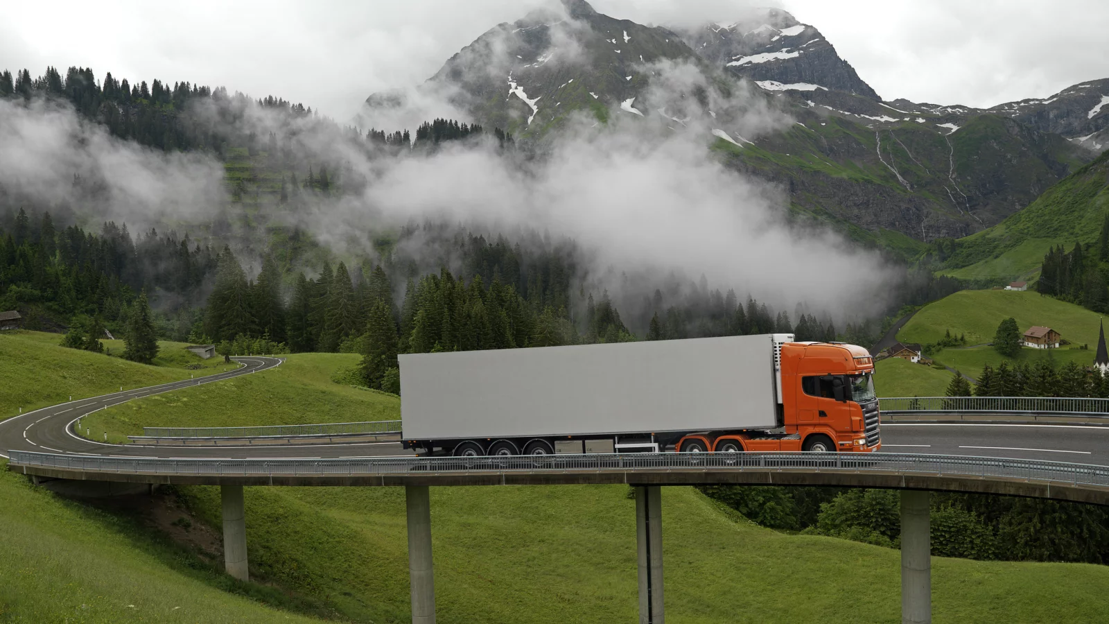 scania, мост, горы, тучи, дома, лес, деревя, дорога, фура