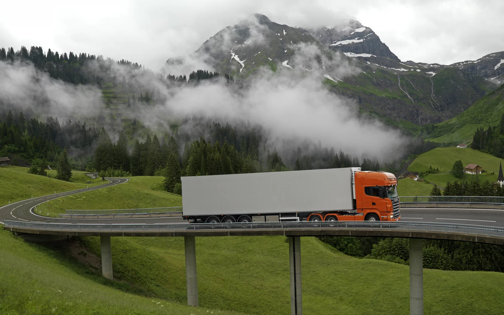 scania, мост, горы, тучи, дома, лес, деревя, дорога, фура