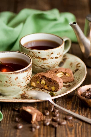 шоколад, зерна, фисташки, ложки, кофе, бисквит, чашки