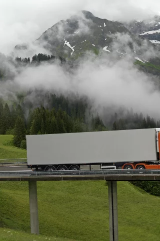 scania, мост, горы, тучи, дома, лес, деревя, дорога, фура