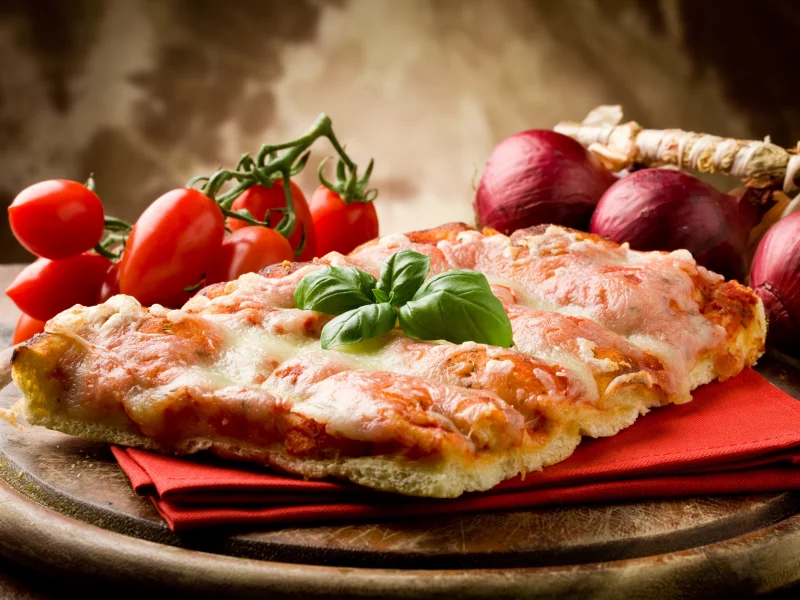 лук, помидоры, пицца, овощи, салфетка, блюдо, бекон, сыр