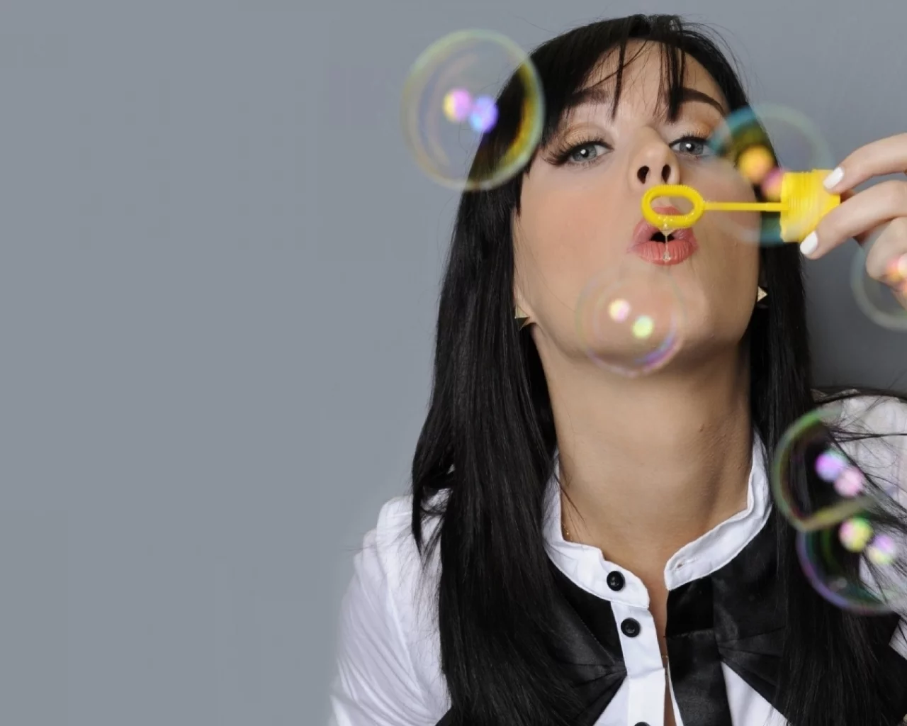 кэти перри, певица, брюнетка, katy perry, кольцо, мыльные пузыри, девушка