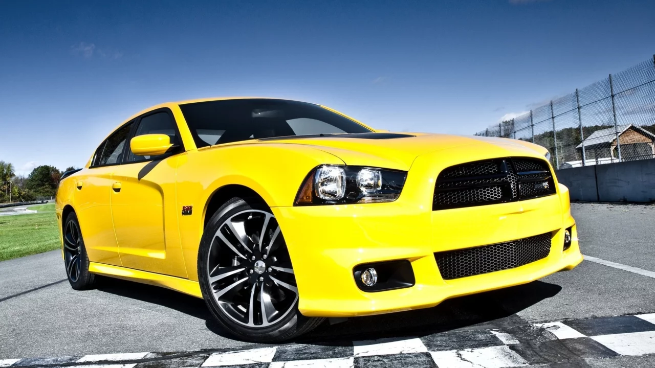 гоночная трасса, muscle car, dodge, charger, желтый, додж, super bee, супер бее, srt8, чарджер, мускул кар, небо, передок, срт8