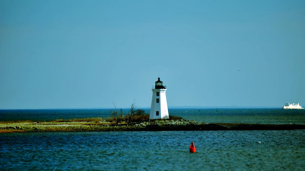 water, shore, lighthouse, берег, корабль, 2560x1440, вода, небо, ship, sea, sky, природа, пейзаж, маяк, landscape, море, nature