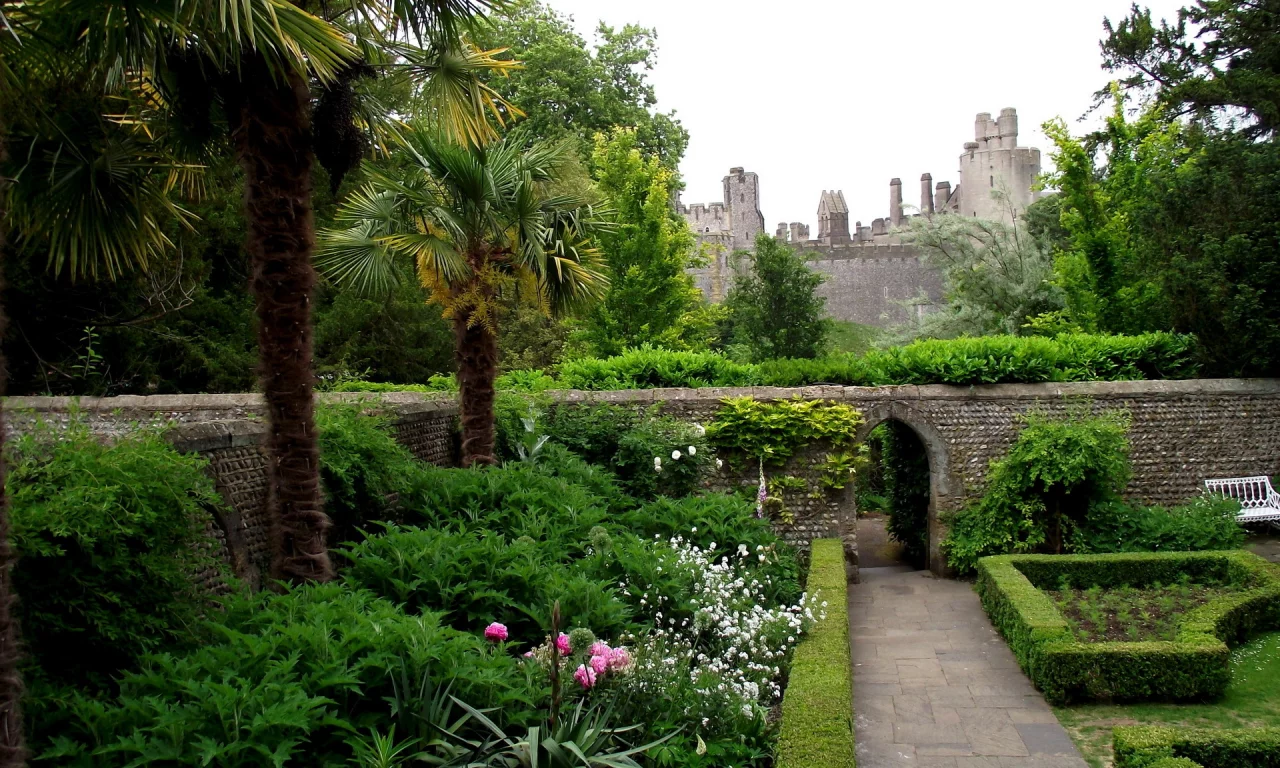 замок, парк, arundel castle rose gardens uk, стена, камень, деревья