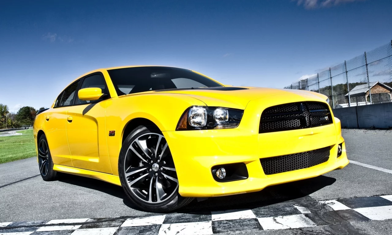 гоночная трасса, muscle car, dodge, charger, желтый, додж, super bee, супер бее, srt8, чарджер, мускул кар, небо, передок, срт8