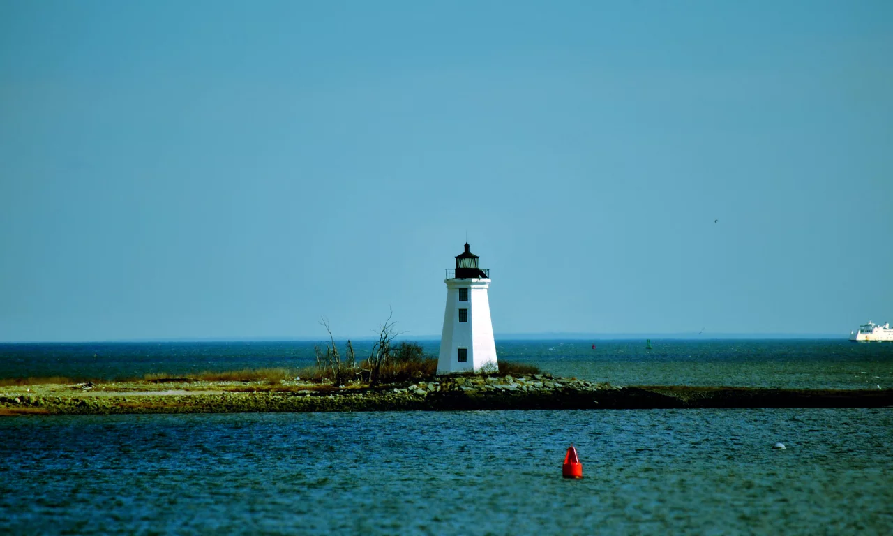 water, shore, lighthouse, берег, корабль, 2560x1440, вода, небо, ship, sea, sky, природа, пейзаж, маяк, landscape, море, nature