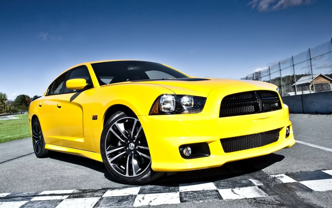 гоночная трасса, muscle car, dodge, charger, желтый, додж, super bee, супер бее, srt8, чарджер, мускул кар, небо, передок, срт8