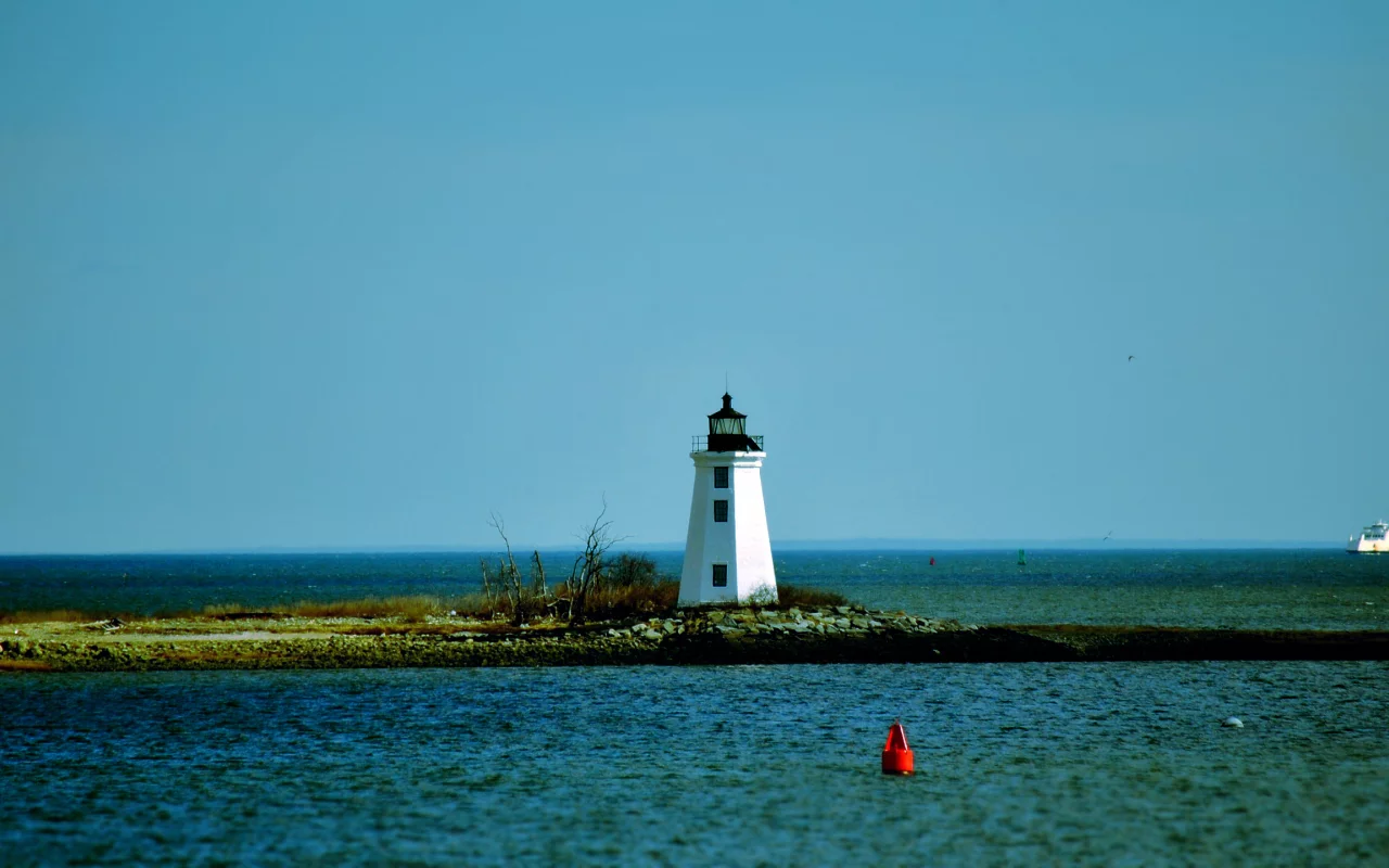 water, shore, lighthouse, берег, корабль, 2560x1440, вода, небо, ship, sea, sky, природа, пейзаж, маяк, landscape, море, nature