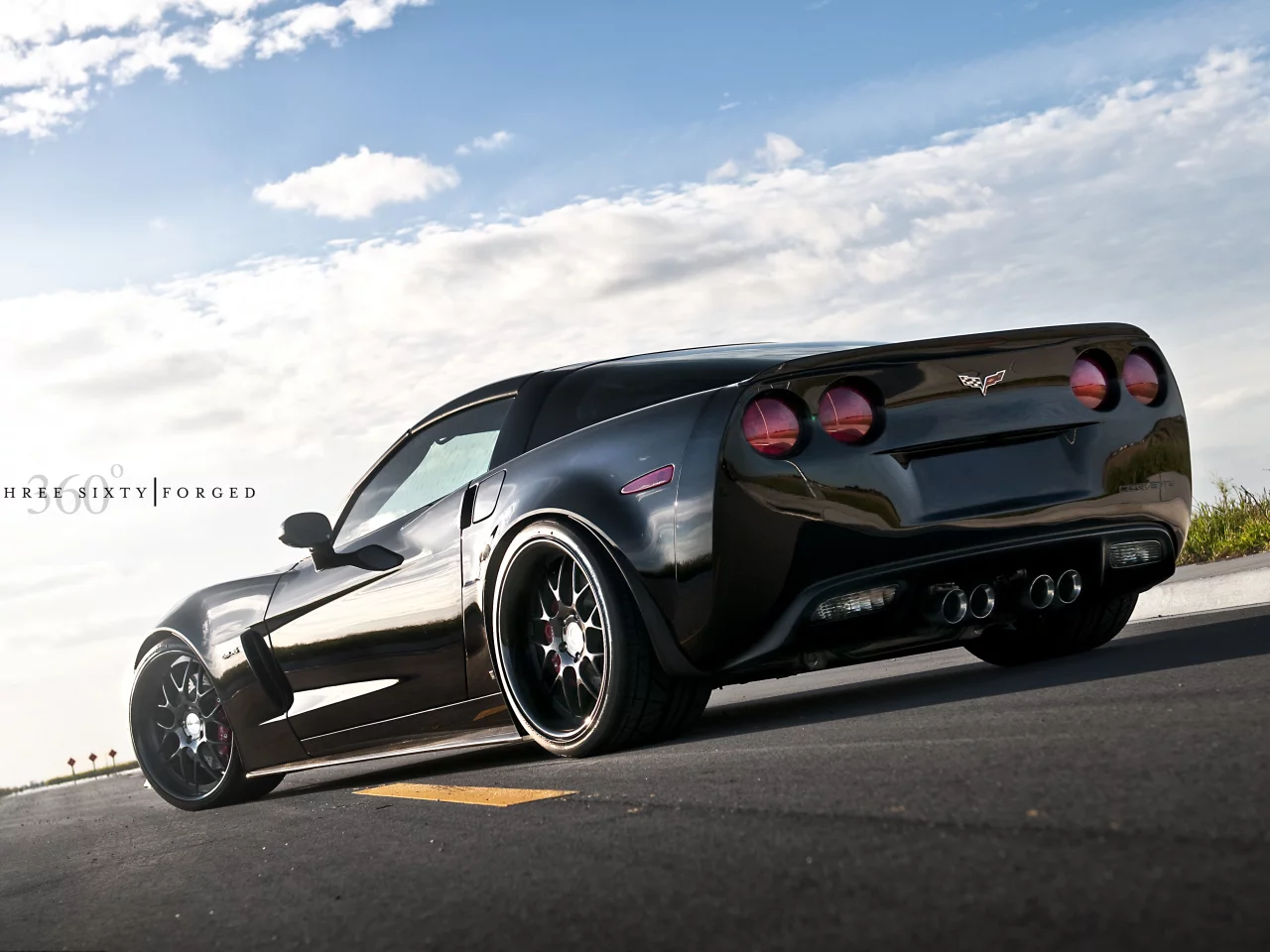 chevrolet, задняя часть, z06, чёрный, корвет, black, облака, corvette, шевроле, разметка, 360 three sixty forged, небо, асфальт