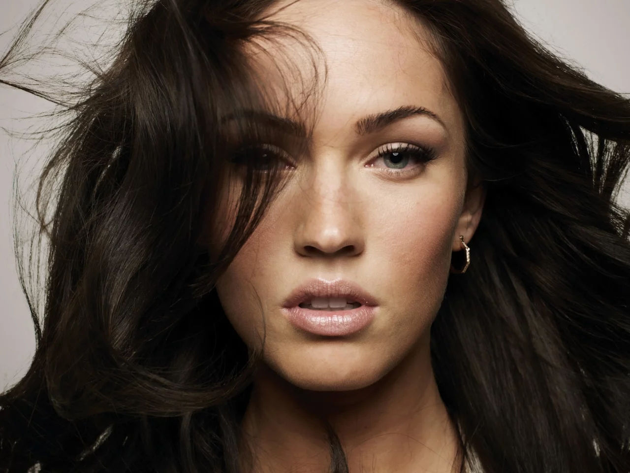 волосы, глаза, лицо, взгляд, megan fox, меган фокс, губы, серьги