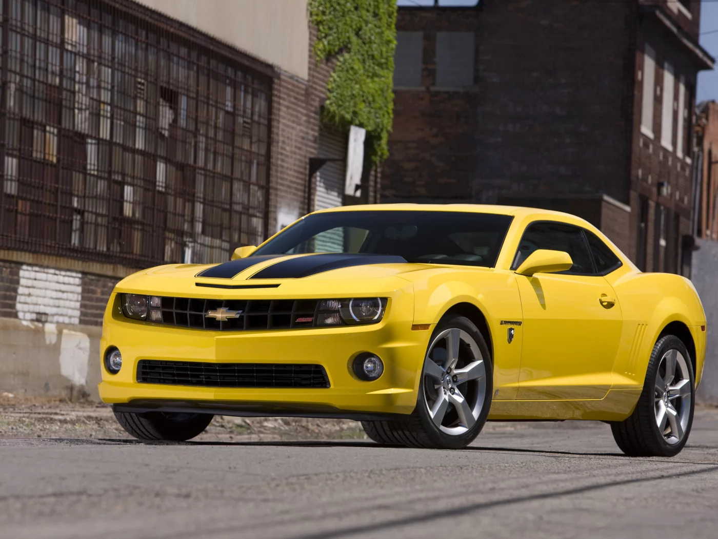 2010, город, улица, шевроле, здания, chevrolet, полосы, авто, special edition, камаро, дорога, дома, transformers, camaro