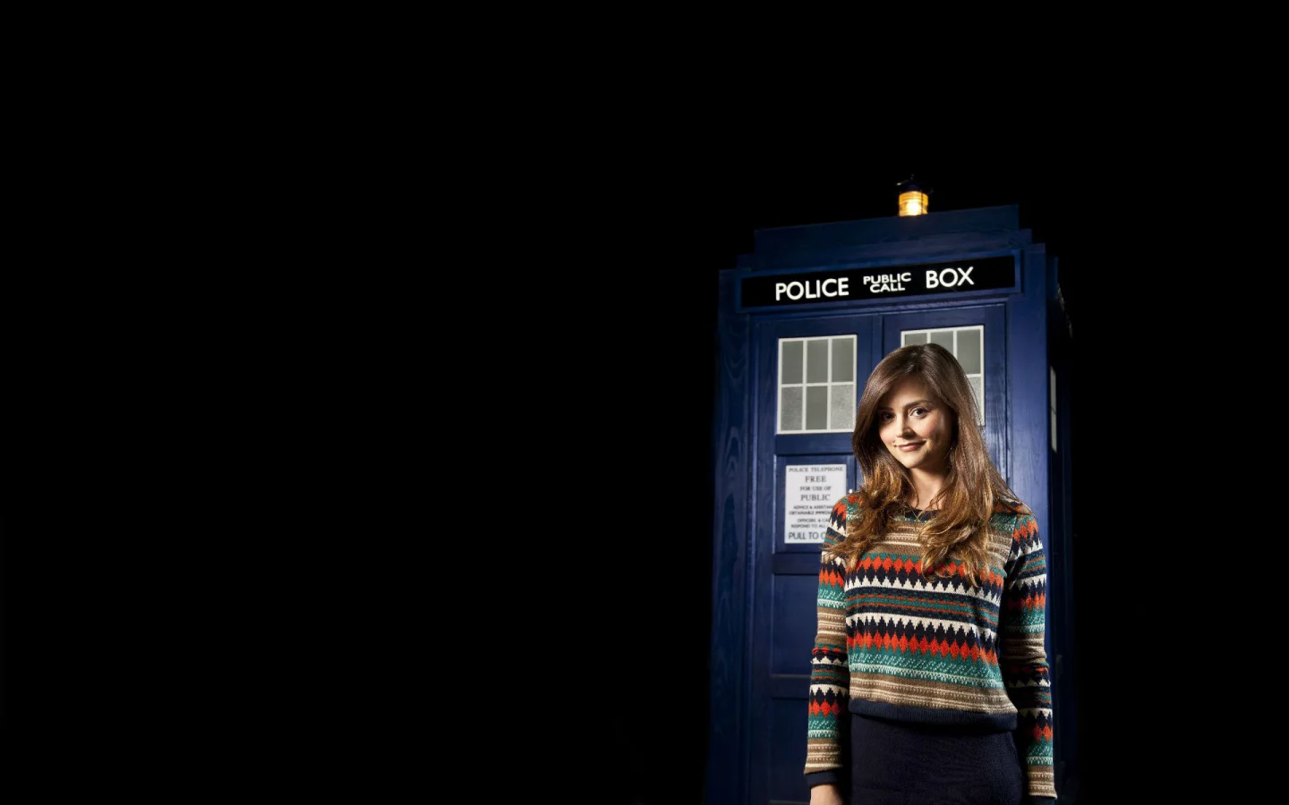 девушка, свитер, улыбка, будка, doctor who, доктор кто