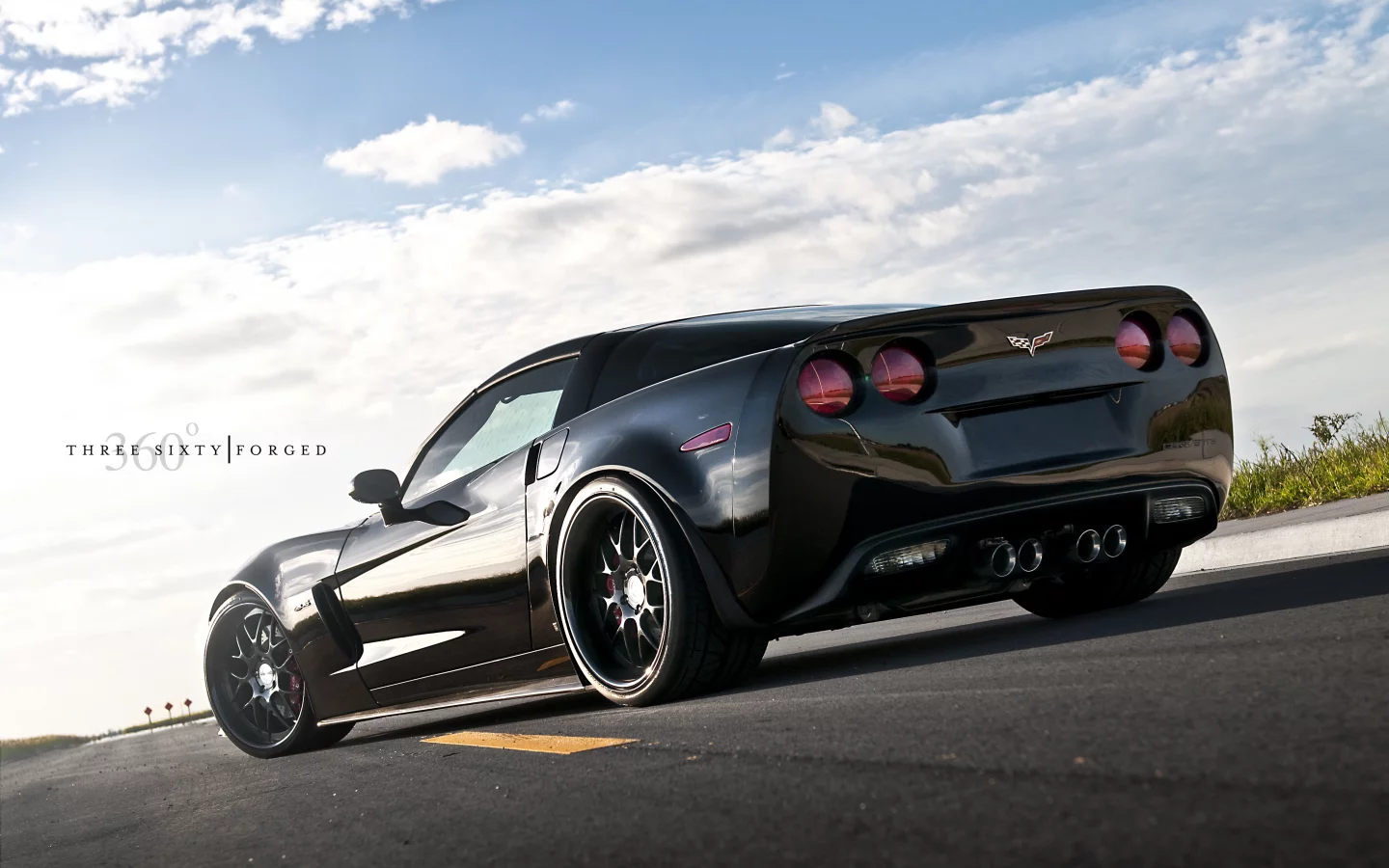 chevrolet, задняя часть, z06, чёрный, корвет, black, облака, corvette, шевроле, разметка, 360 three sixty forged, небо, асфальт