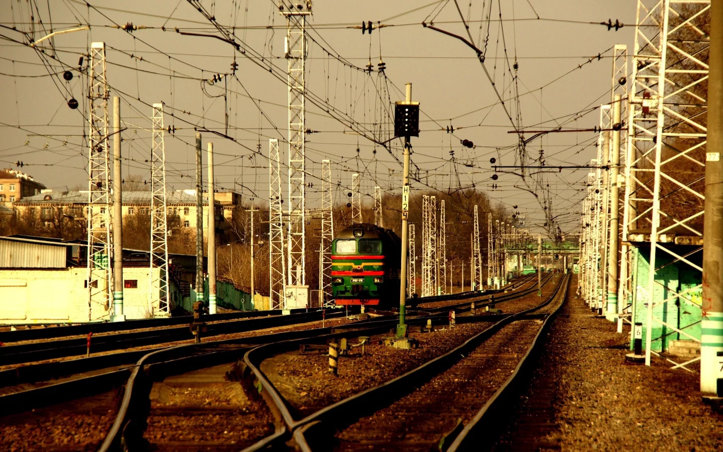 железная дорога, насыпь, дома, тепловоз, рельсы, семафор, провода