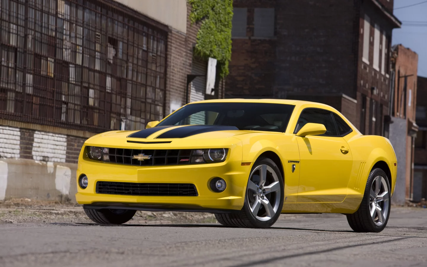 2010, город, улица, шевроле, здания, chevrolet, полосы, авто, special edition, камаро, дорога, дома, transformers, camaro