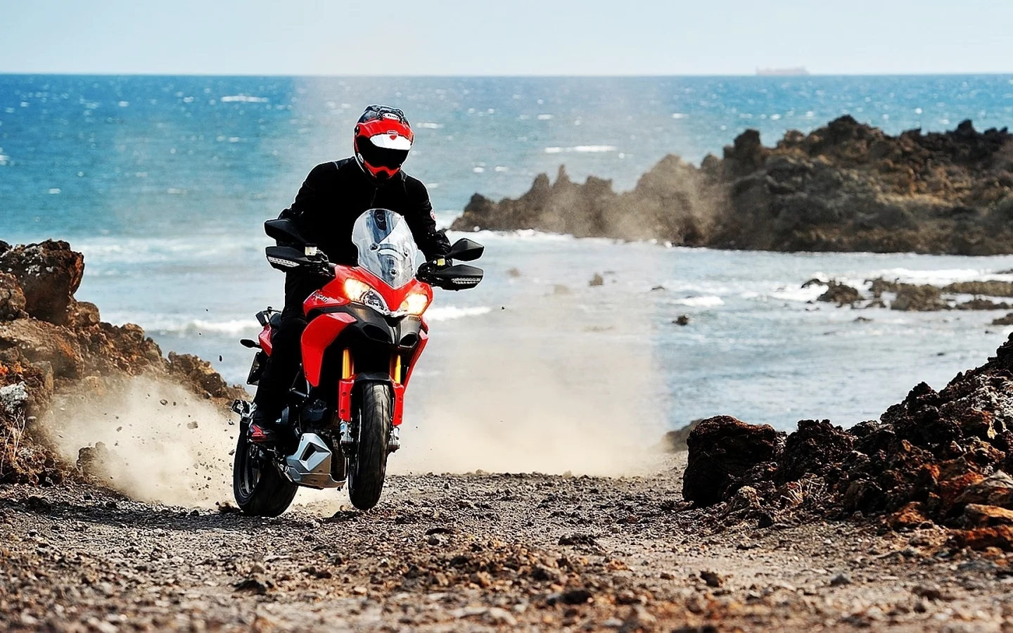 гонщик, море, 1920x1080, берег, ducati, moto, мотоцикл