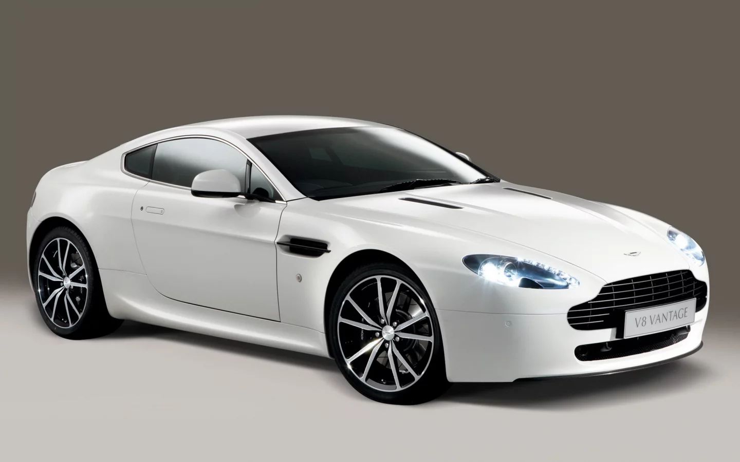 vontage, белый, aston martin, v8