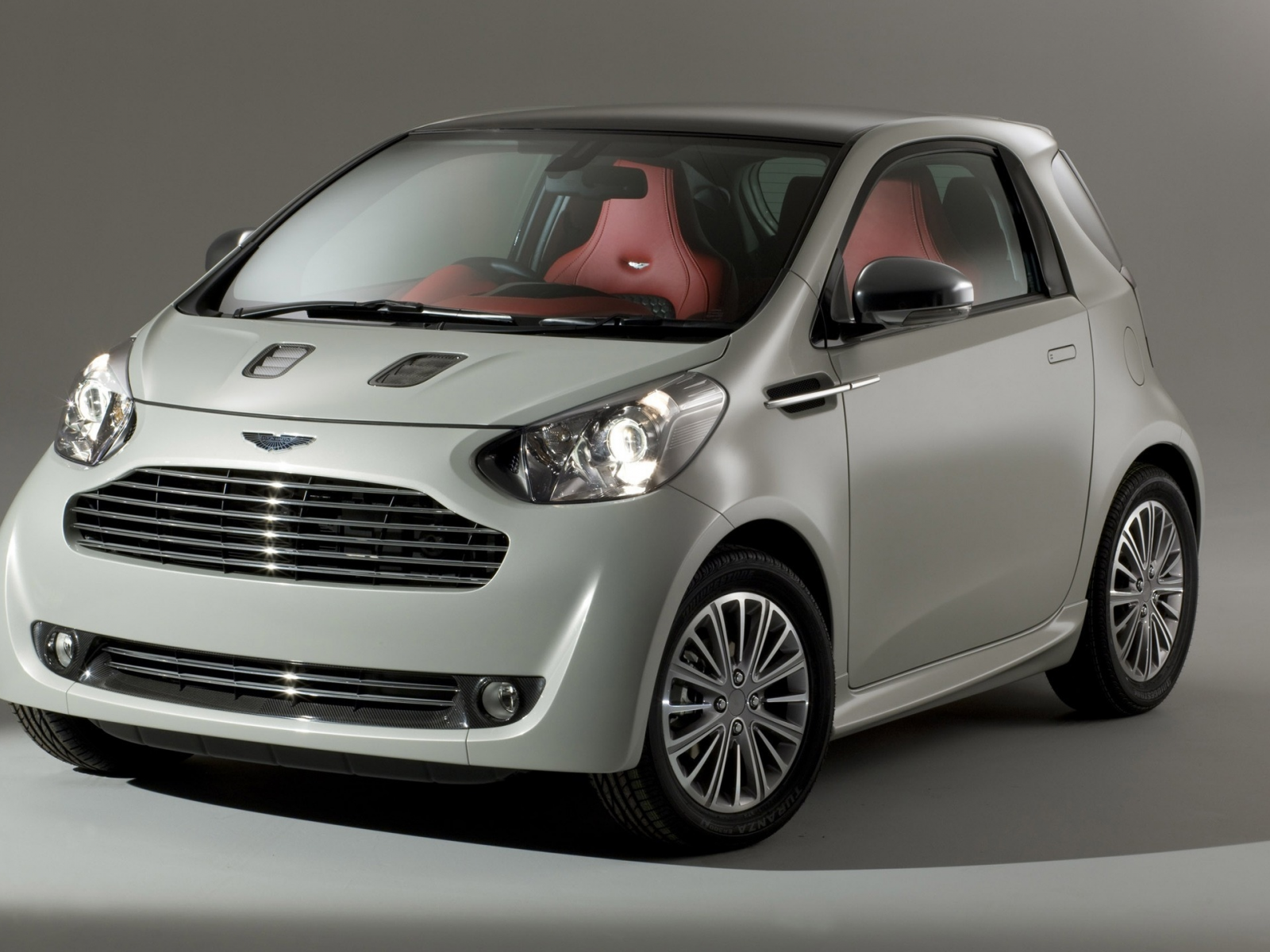 Toyota IQ Aston Martin Cygnet