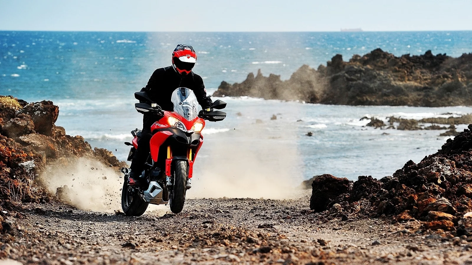 гонщик, море, 1920x1080, берег, ducati, moto, мотоцикл