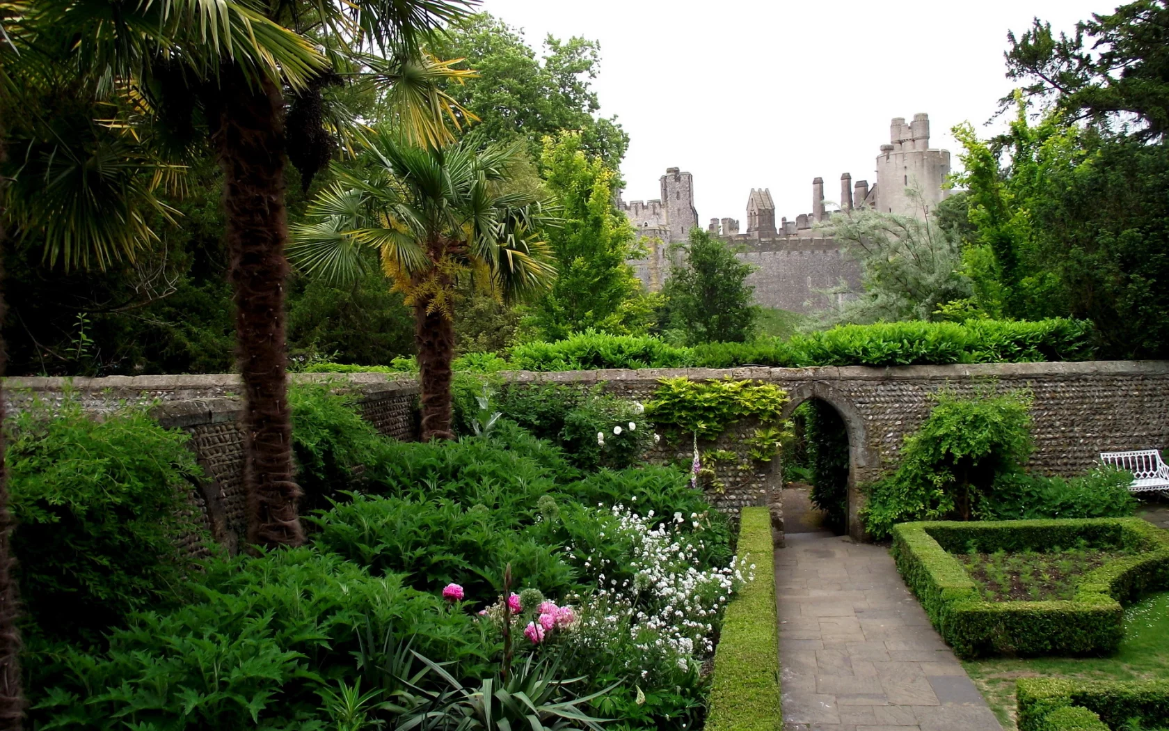 замок, парк, arundel castle rose gardens uk, стена, камень, деревья