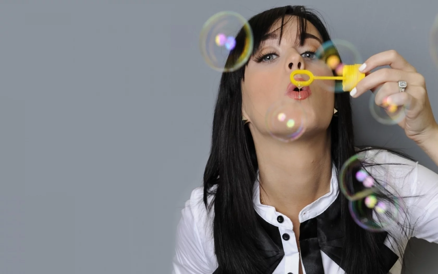 кэти перри, певица, брюнетка, katy perry, кольцо, мыльные пузыри, девушка