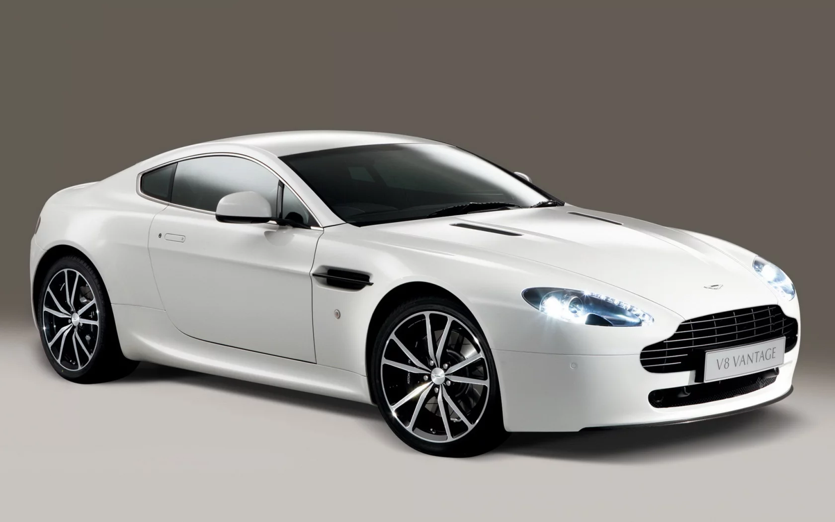 vontage, белый, aston martin, v8