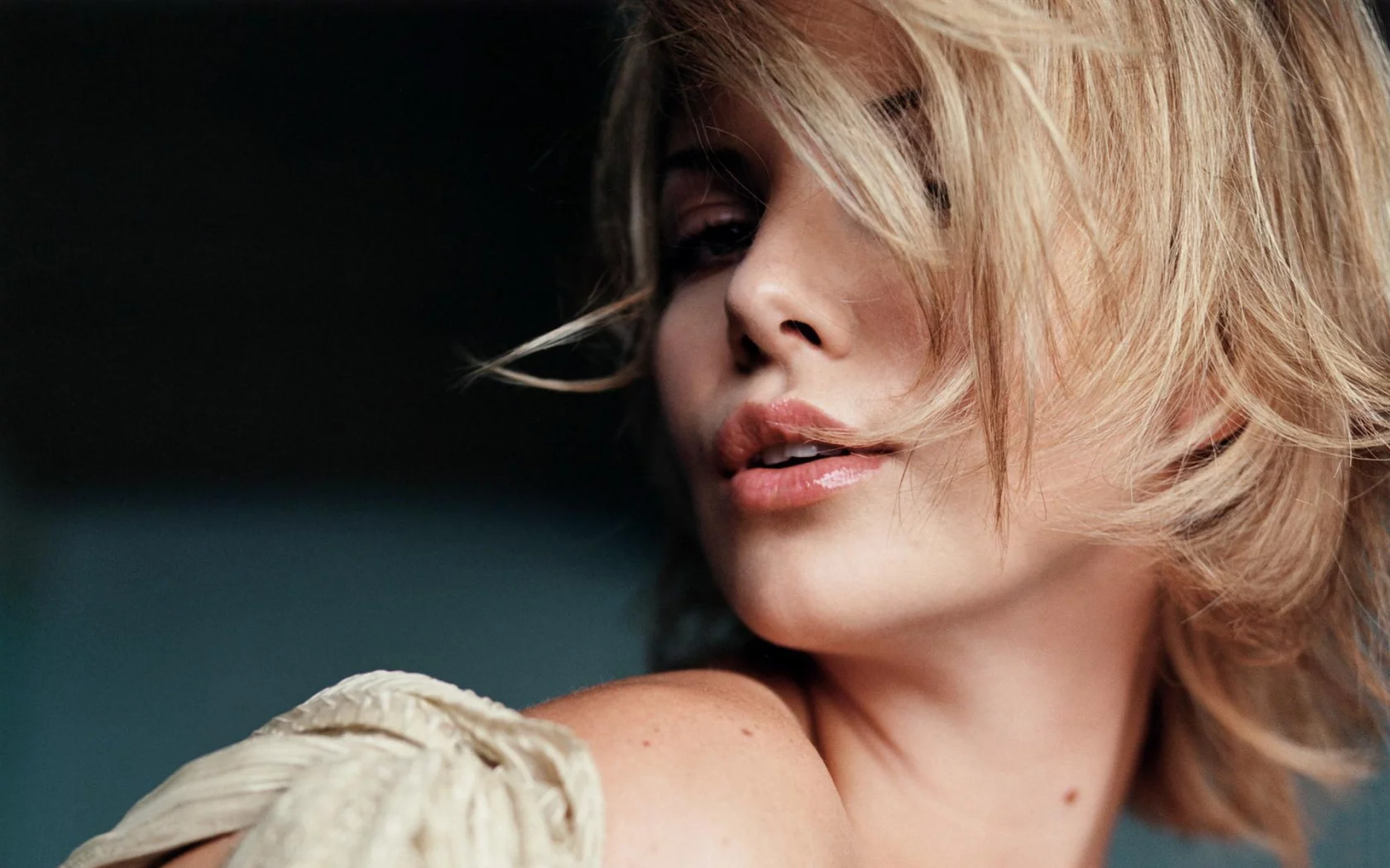 губы, charlize theron, шарлиз терон, блондинка, актриса, волосы, пряди, лицо