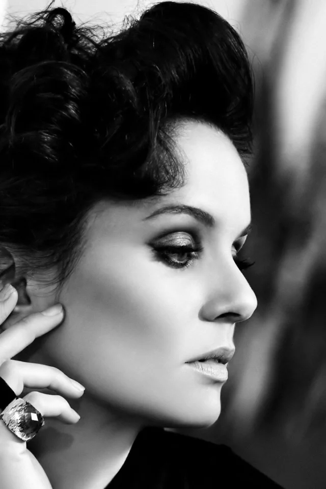 девушка, sarah wayne callies, актриса, прическа, кольца, сара уэйн келлис, черно-белое фото