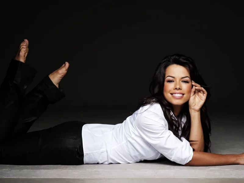 фото, fernanda brandao, джинсы, девушка, улыбка, кофта