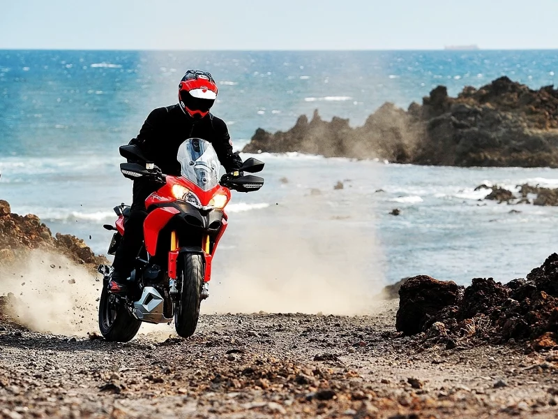 гонщик, море, 1920x1080, берег, ducati, moto, мотоцикл