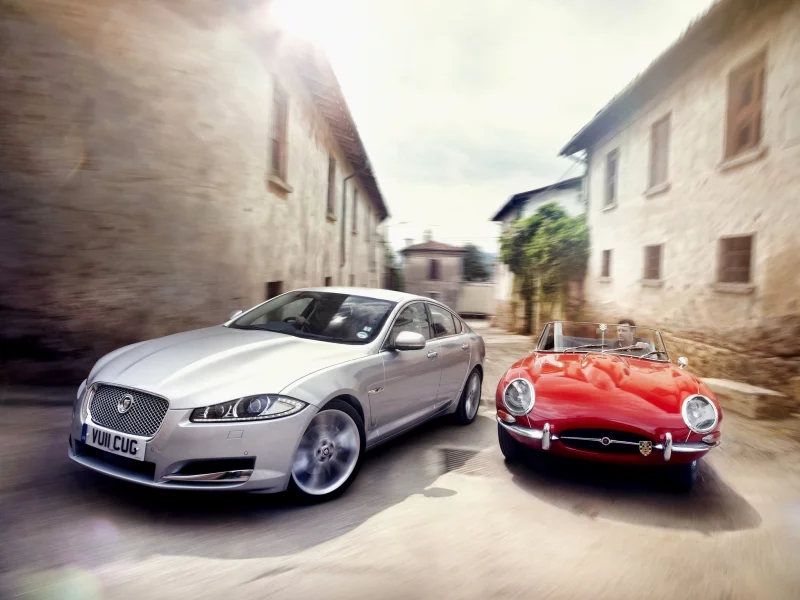2011, jaguar, старый город, ягуар, серебристый и красный, солнечный свет, xf, roadster, e-type, узкие улочки, 1961, старый и новый, скорость, небо