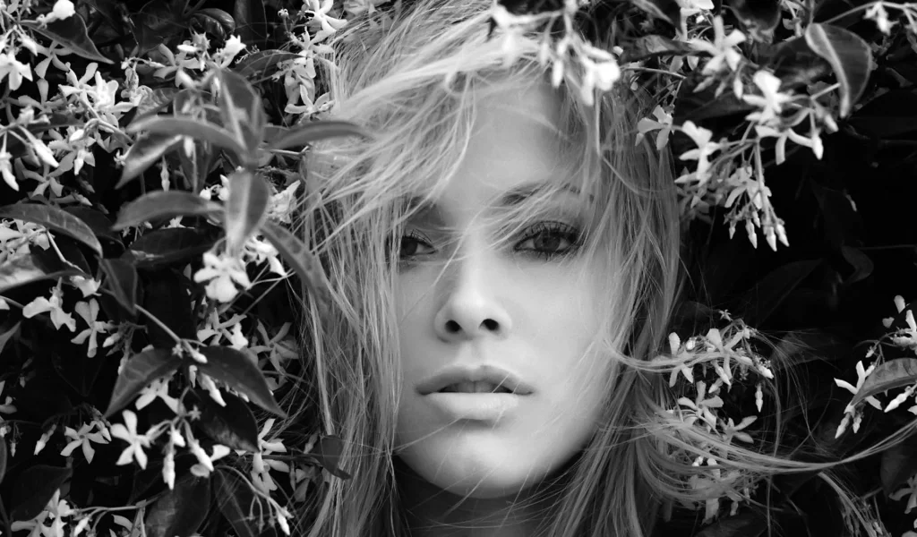 актриса, kristanna loken, чб, взгляд, черный фон, лицо, волосы, цветы