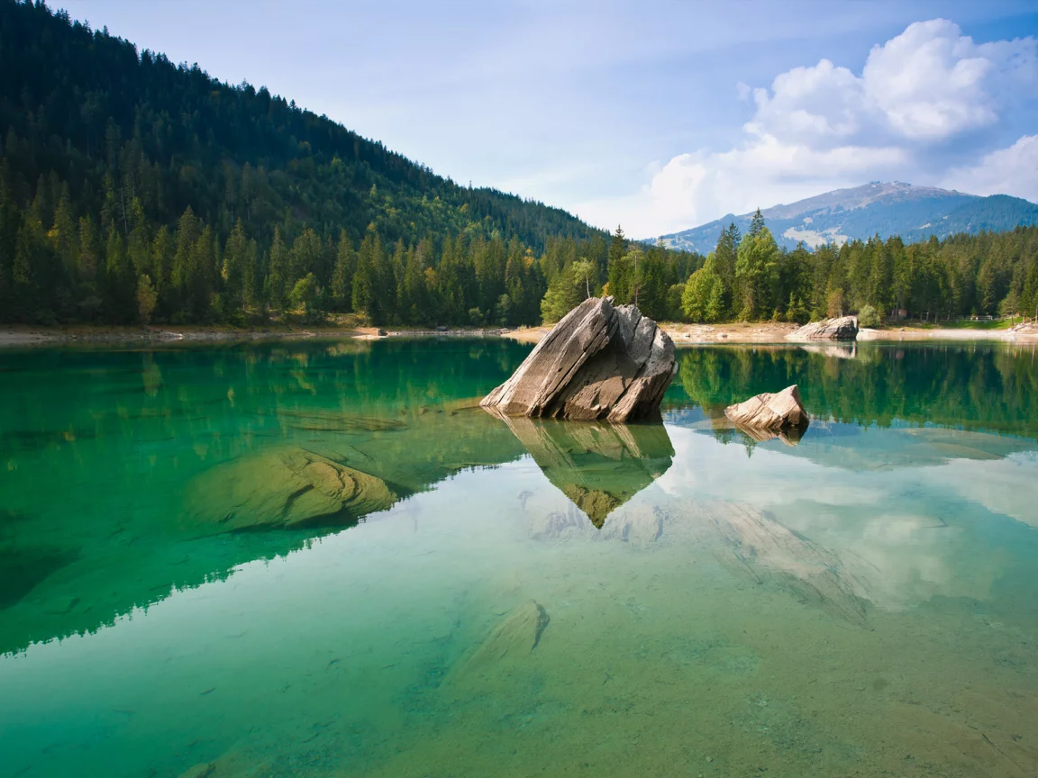 камень, скала, швейцария, отражение, водоем, озеро, вода, берег, лес, горы, прозрачная