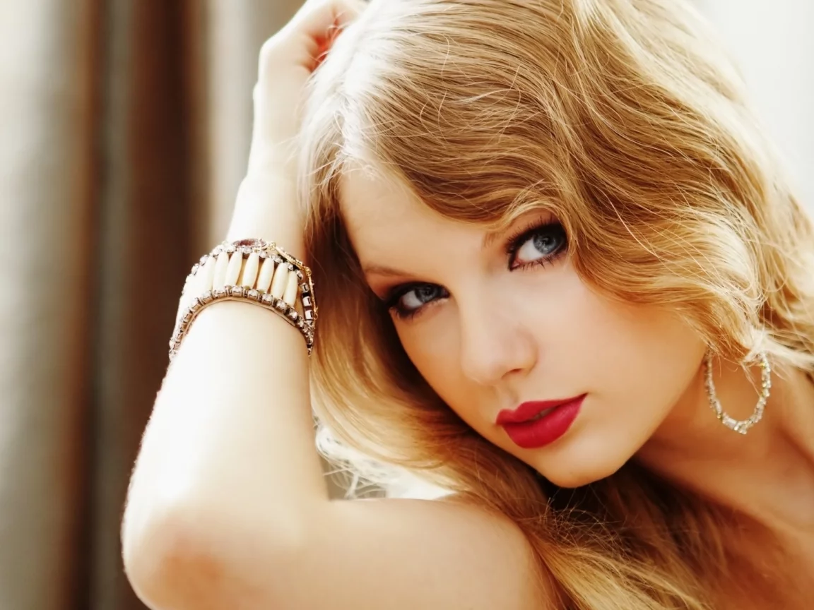 взгляд, taylor swift, обои, блондинка, рука, models, певица, wallpapers, браслет, девушка