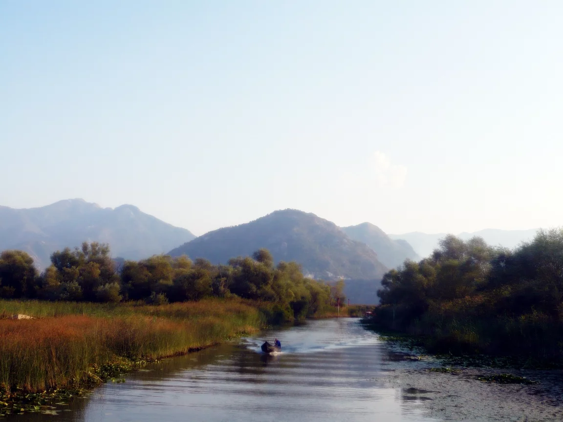 лодка, река, горы