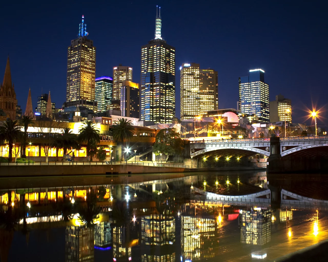 огни, город, мост, пальмы, мельбурн, ночь, небоскребы, река, melbourne night life