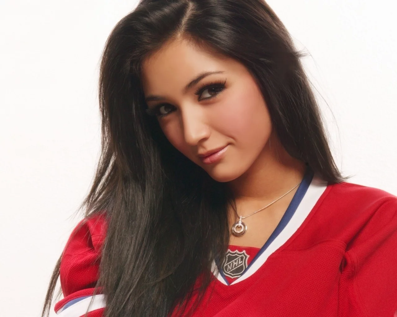улыбка, футболка, модель, взгляд, montreal canadiens, хоккей, misa campo, актриса, брюнетка