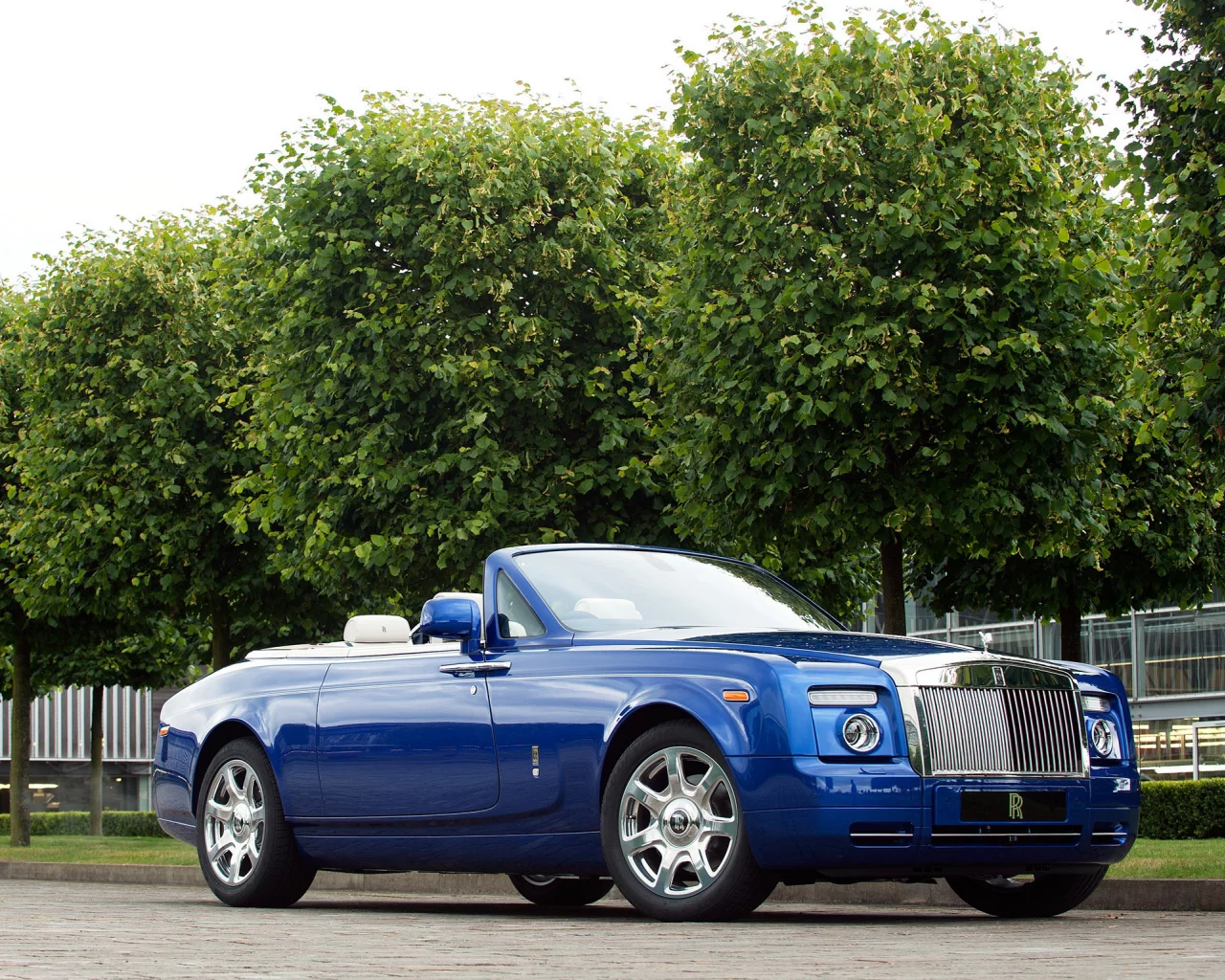 шикарная машина, coupe, masterpiece, синий, phantom, роллс-ройс, деревья, london, фантом, drophead, rolls-royce, дропхэд, купе