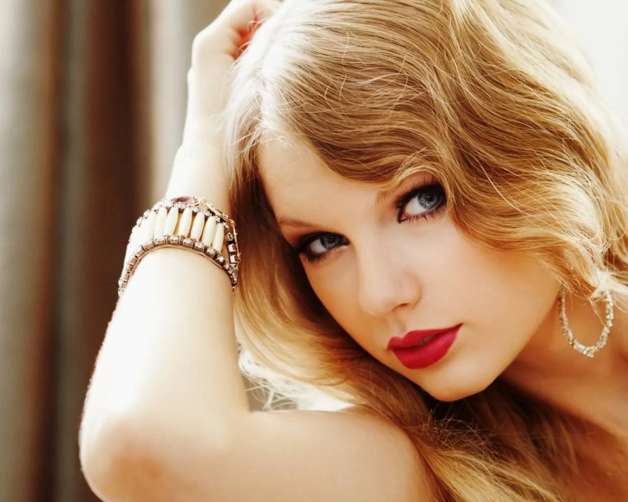 взгляд, taylor swift, обои, блондинка, рука, models, певица, wallpapers, браслет, девушка