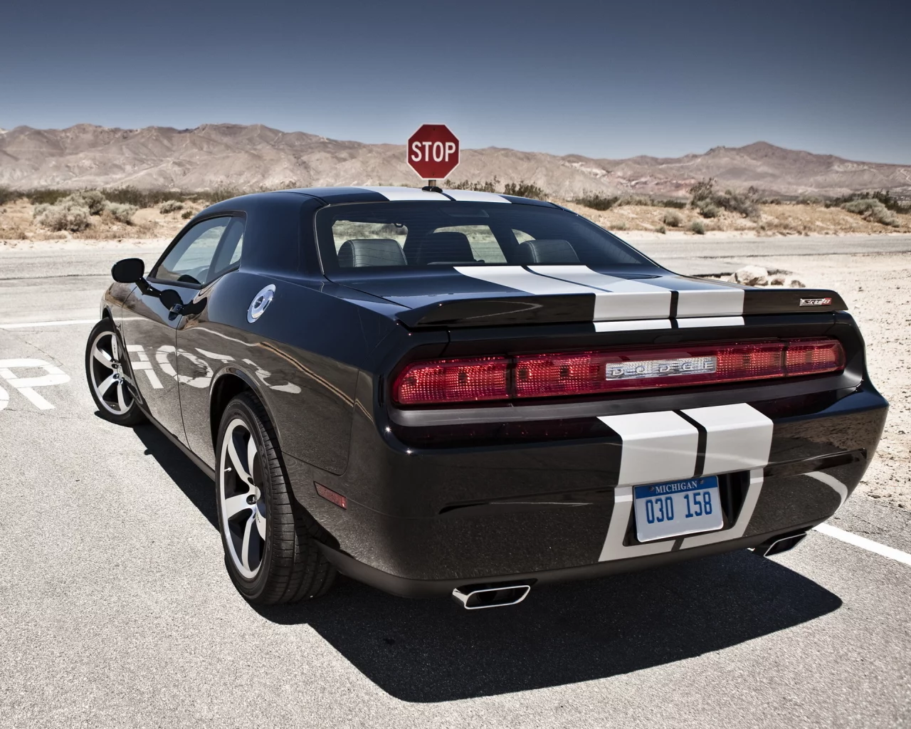 srt8, полосы, stop, челенжер, 392, мускул кар, стоп, додж, срт8, синий, знак, muscle car, challenger, перекрёсток, дорога, вид сзади, dodge